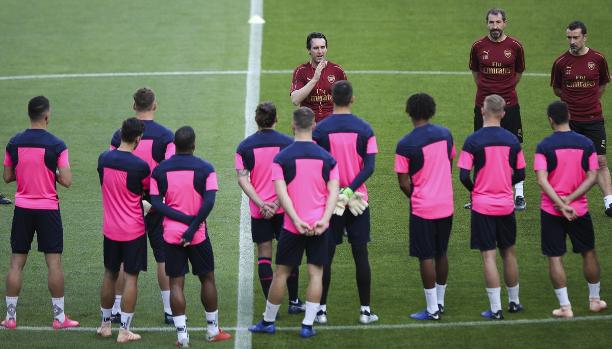epa07116824 Arsenal's head coach Unai Emery (C) speaks to his players during a training session at Alvalade Stadium, Lisbon, Portugal, 24 October 2018. Arsenal FC will face Sporting CP in their U ...