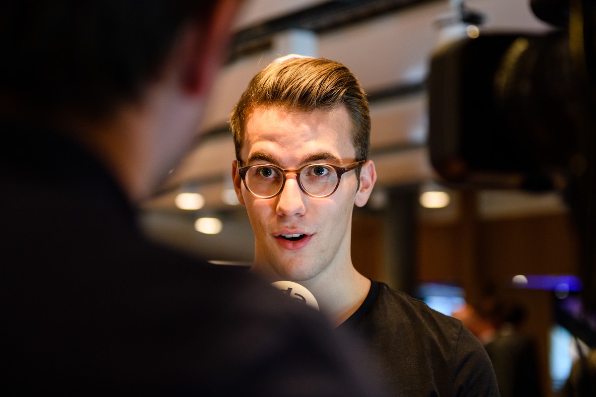 Andri Silberschmidt, Praesident der Jungfreisinnigen vom Kontra Komitee gibt ein Interview ueber die Abstimmungsergebnisse zur Rentenreform, am Sonntag, 24. September 2017, in Bern. Die Schweizer Stim ...