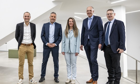 Les nouveaux membres du Gouvernement valaisan avec depuis la gauche, Mathias Reynard, PS, Stephane Ganzer, PLR, Franziska Biner, Die Mitte Oberwallis, Christophe Darbellay, Le Centre, et Franz Ruppen, ...