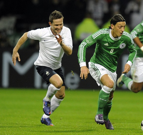 Yohan Cabaye und Mesut Özil. Deutschland gegen Frankreich gab es in den letzten beiden Jahren zweimal als Testspiel. Im Februar 2012 siegten die Franzosen auswärts in Bremen mit 2:1, ein Jahr später revanchierten sich die Deutschen in Paris ebenfalls mit einem 2:1-Erfolg.