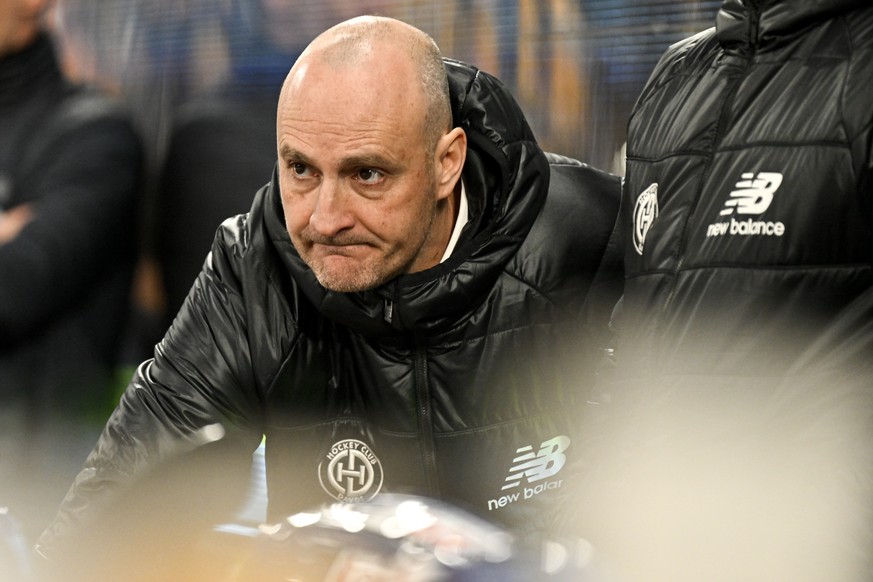 Der Davoser Head Coach Christian Wohlwend hinter der Bande, im Eishockey-Qualifikationsspiel der National League zwischen dem HC Davos und dem EHC Biel, am Dienstag, 29. November 2022, im Eisstadion i ...