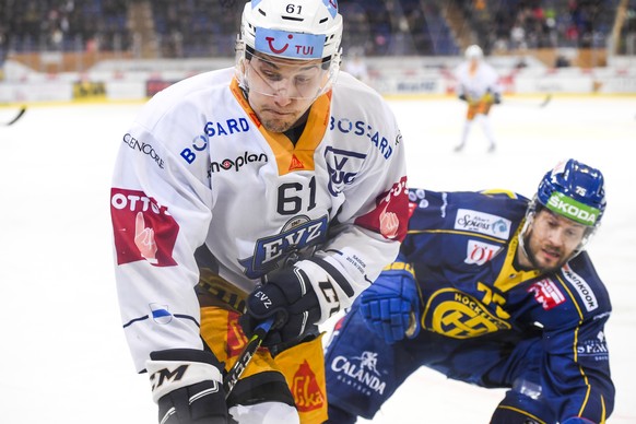 Zugs Sven Leuenberger, links, gegen Davos&#039; Lukas Stoop, beim Eishockey-Qualifikationsspiel der National League zwischen dem HC Davos und dem EV Zug, am Dienstag, 18. Februar 2020, im Eisstadion i ...