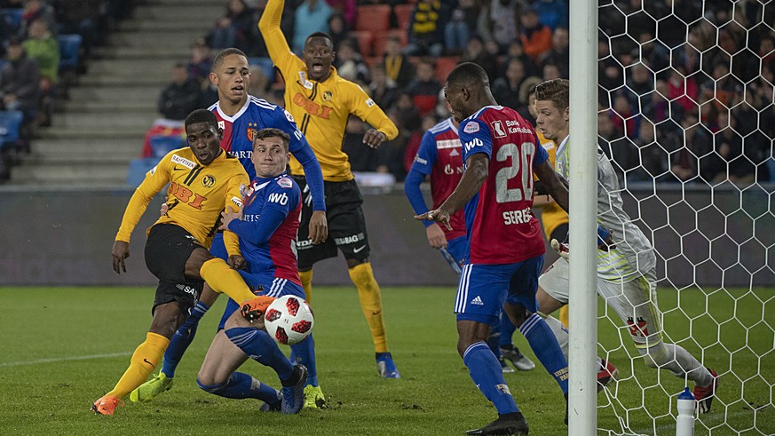 Berns Roger Assale, links, im Kampf um den Ball gegen Basels Taulant Xhaka, rechts, im Fussball Meisterschaftsspiel der Super League zwischen dem FC Basel 1893 und dem BSC Young Boys im Stadion St. Ja ...