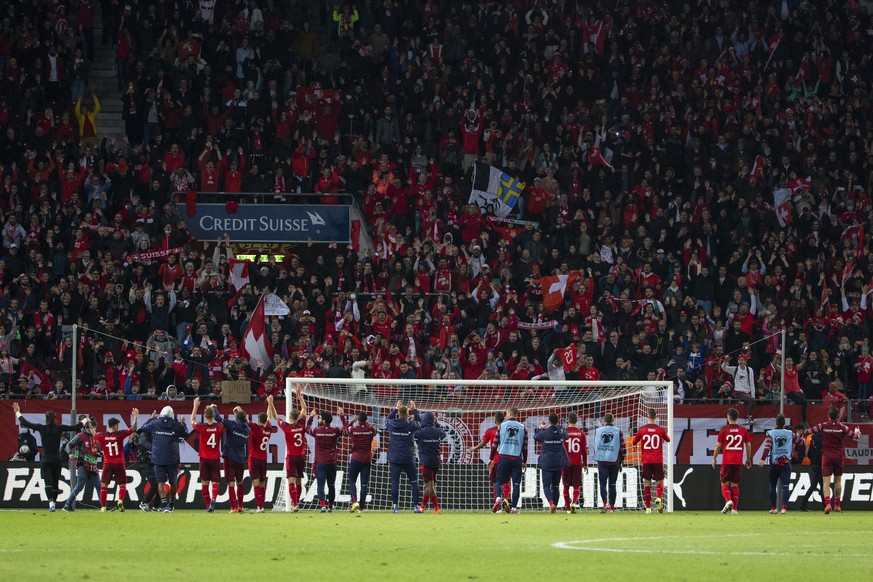 Switzerland&#039;s players greats their supporters after wining against Northern Ireland team, during the 2022 FIFA World Cup European Qualifying Group C football match between Switzerland and Norther ...