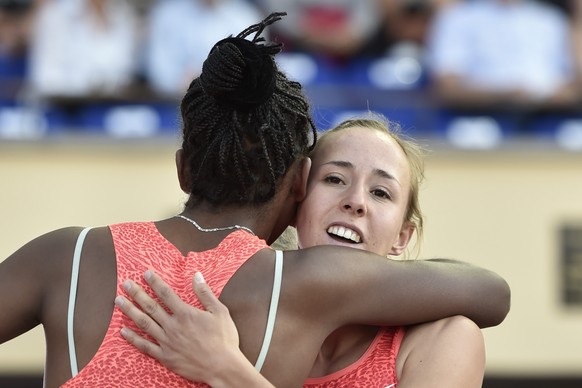 Selina Büchel heimst die Gratulationen ihrer Konkurrentinnen ein.