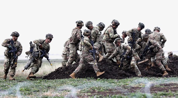 epa10552568 US military belonging to the US land forces from 101st American Airborne Division, in action during a demonstrative exercise held at Mihail Kogalniceanu NATO air-base near Constanta city,  ...