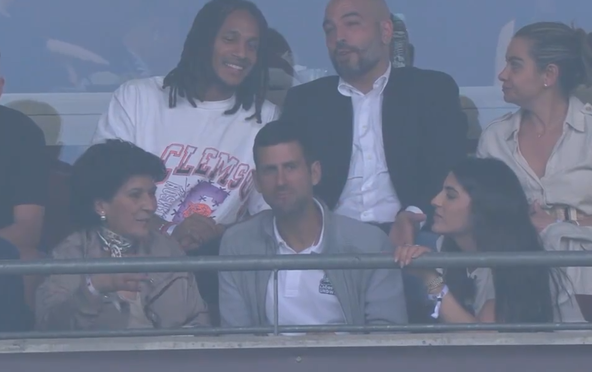 Novak Djokovic sitzt im Stade de Genève gleich vor Nationalspieler Kevin Mbabu.