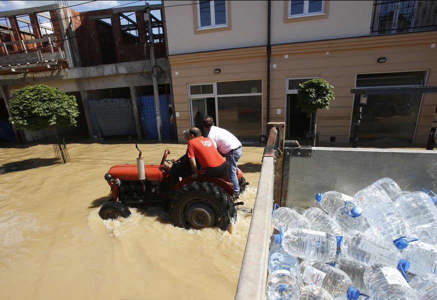 Traktor in der überfluteten Stadt Obrenovac nahe Belgrads.