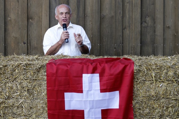 Bundesrat Ueli Maurer spricht waehrend einem 1. August-Brunch auf dem Bauernhof von Rudolf Bigler, am Dienstag, 1. August 2017 in Moosseedorf. (KEYSTONE/Peter Klaunzer)