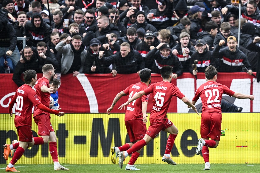 Winterthurs Noe Holenstein, rechts, bejubelt sein 1-0, im Fussball Super League Spiel zwischen dem FC Winterthur und dem FC St. Gallen, am Sonntag, 19. Maerz 2023, im Stadion Schuetzenwiese in Wintert ...