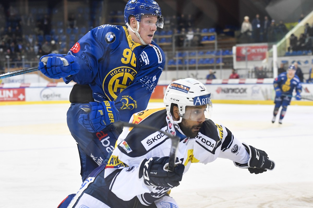 Davos' Chris Egli, hinten, wetteilt mit Ambris Michael Ngoy, beim Eishockey-Qualifikationsspiel der National League A zwischen dem HC Davos und dem HC Ambri-Piotta, am Freitag, 23. November 2018, ...