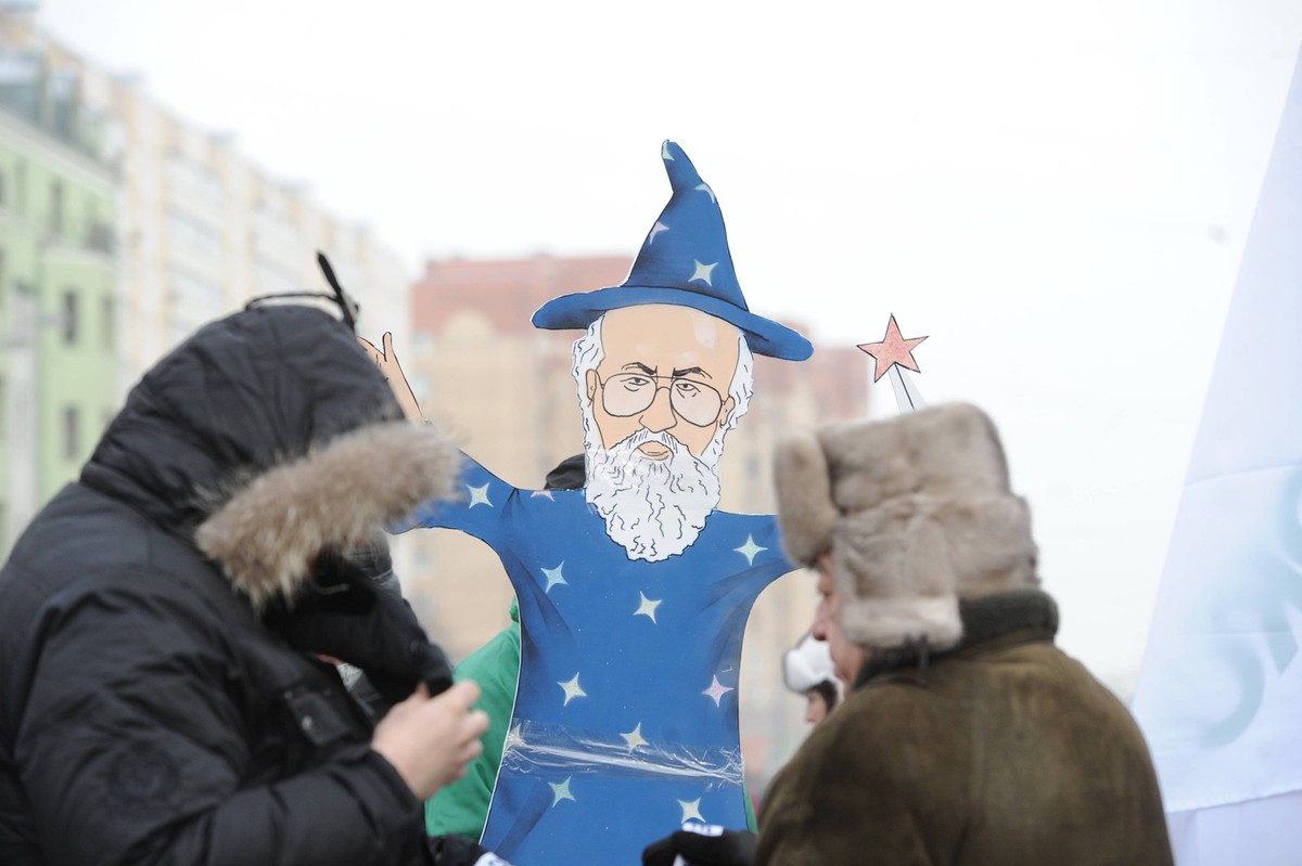 Bildnummer: 57044201 Datum: 09.02.2012 Copyright: imago/ITAR-TASS
MOSCOW, RUSSIA. FEBRUARY 4, 2012. Demonstrators hold a placard with a caricature of Central Election Commission (CEC) chairman Vladim ...