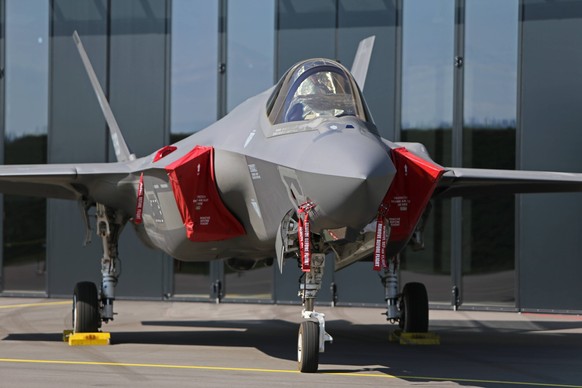Ein Kampfflugzeug vom Typ Lockheed Martin F-35A Lightning II der italienischen Luftwaffe mit der Kennung 32-09 auf dem Schweizer Mili�rflugplatz Emmen. Auf dem Milit�rflugplatz Emmen wird im Rahmen de ...