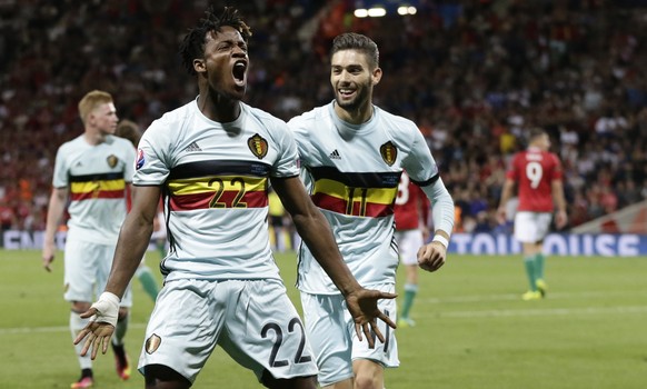 Michy Batshuayi erzielte beim 4:0-Sieg gegen Ungarn ein Tor. Rechts von ihm Gratulant Yannick Carrasco, links im Hintergrund Kevin De Bruyne.