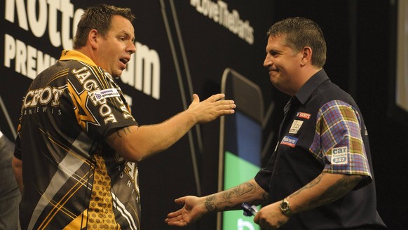 Darts, PDC Premier League in Rotterdam 12.05.2016. Ahoy Arena, Rotterdam, Netherlands. Betway PDC Premier League Darts. Night 15. Gary Anderson SCO shake hands with Adrian Lewis ENG at the end of thei ...