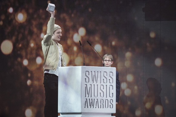 Nemo gewinnt einen Award in der Kategorie Best Talent bei den Swiss Music Awards im Zuercher Hallenstadion am Freitag, 10. Februar 2017. (KEYSTONE/Ennio Leanza)