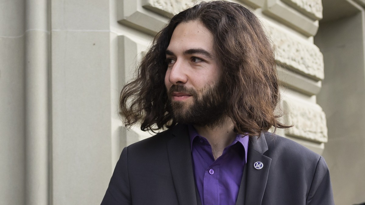 Nicolas Rimoldi, Praesident "Mass Voll", rechts, ueberreicht Schachteln mit den gesammelten Unterschriften an Mitarbeiterinnen der Bundeskanzlei, bei der Einreichung des Referendums gegen da ...