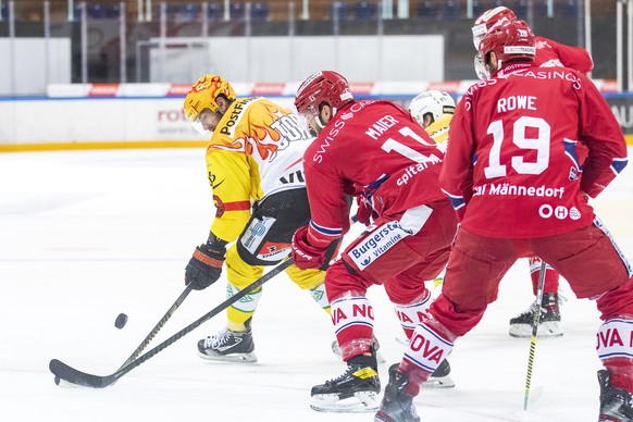 Berns PostFinance Top Scorer Dustin Jeffrey, Rapperswils Fabian Maier und Rapperswils Andrew Rowe, von links, im Eishockey Spiel der National League zwischen den Rapperswil-Jona Lakers und dem SC Bern ...