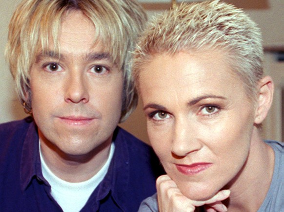 epa08059486 (FILE) - Swedish singer Marie Fredriksson and guitarist Per Gessle, known as the pop band Roxette, are pictured in Hamburg, Germany, 27 January 1999 (reissued 10 December 2019). Marie Fred ...