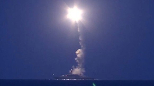 Abschuss eines Marschflugkörpers Richtung Syrien im Kaspischen Meer