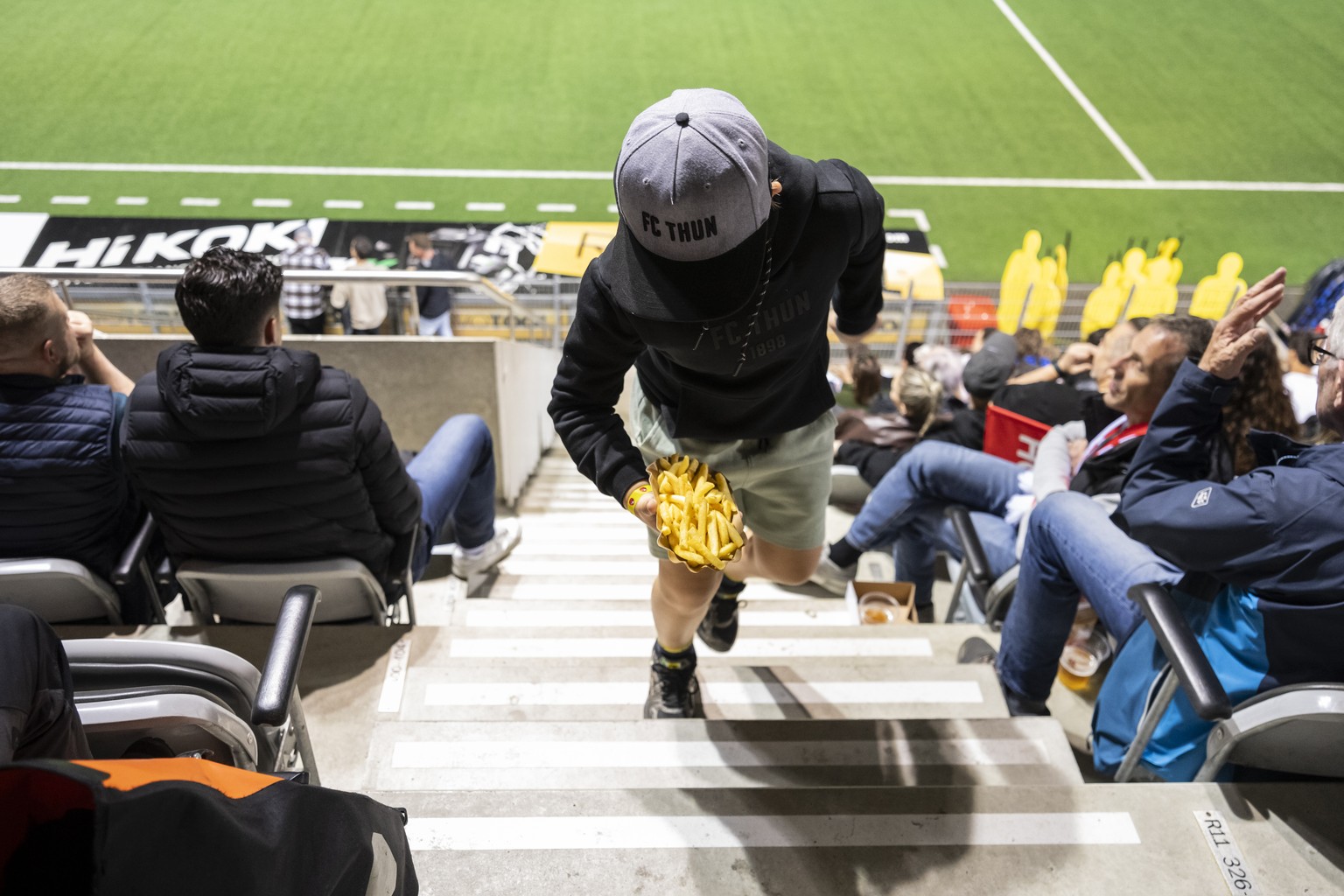 Ein junger FC Thun Fan verpflegt sich mit Pommes Frites am Public Viewing waehrend dem Auswaertsspiel seiner Mannschaft in Basel gegen den FCB, am Samstag, 2. Mai 2026 in der Stockhorn Arena in Thun.  ...
