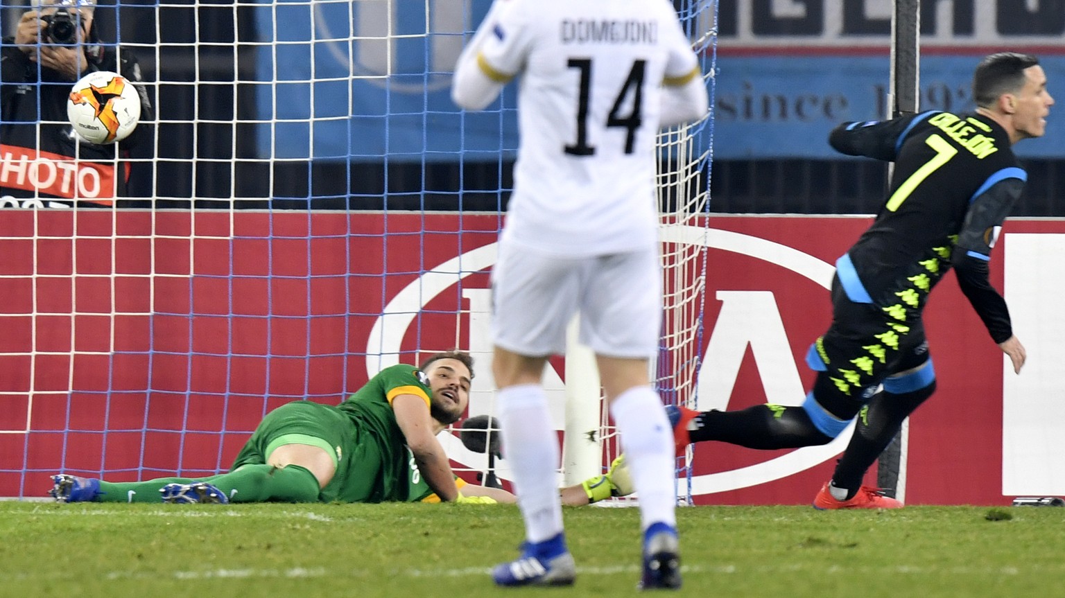 Napoli&#039;s Jose Callejon , right, scores the second goal for Napoli aganist Zurich&#039;s goalkeeper Yanick Brecher left, during the UEFA Europa League soccer match between Switzerland&#039;s FC Zu ...