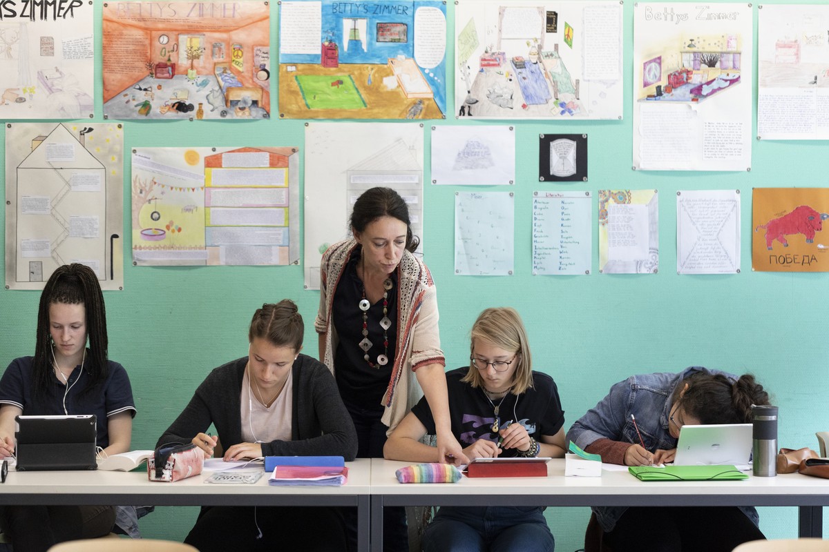 ARCHIVBILD - ZUR HEUTIGEN MK DES LCH ZUR ARBEITSZEITERHEBUNG 2019 - Class 6E pictured during a French lesson with teacher Astrid Marchetto-Spies (center) at the gymnasium of the Cantonal School Glarus ...