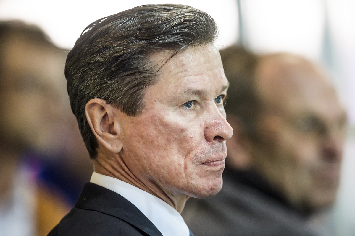 Slava Bykov, membre du Conseil d'Administration du HC Fribourg-Gotteron, regarde le match lors de la rencontre du championnat suisse de hockey sur glace de National League entre HC Fribourg-Gotte ...