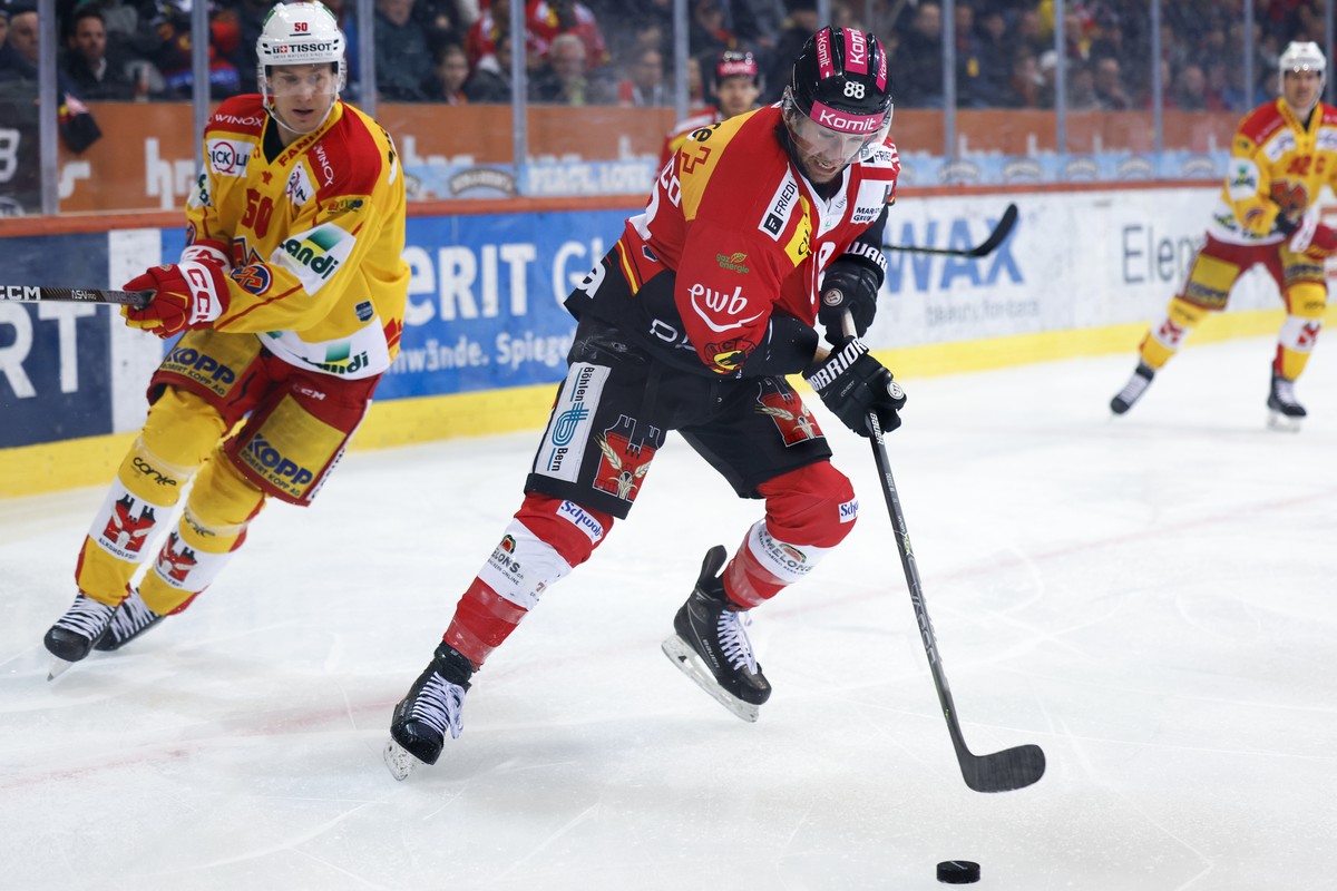 Berns Christopher DiDomenico, rechts, und Biels Viktor Loeoev in Aktion, im vierten Eishockey Playoff Viertelfinalspiel der National League zwischen dem SC Bern und EHC Biel, am Dienstag, 21. Maerz 20 ...