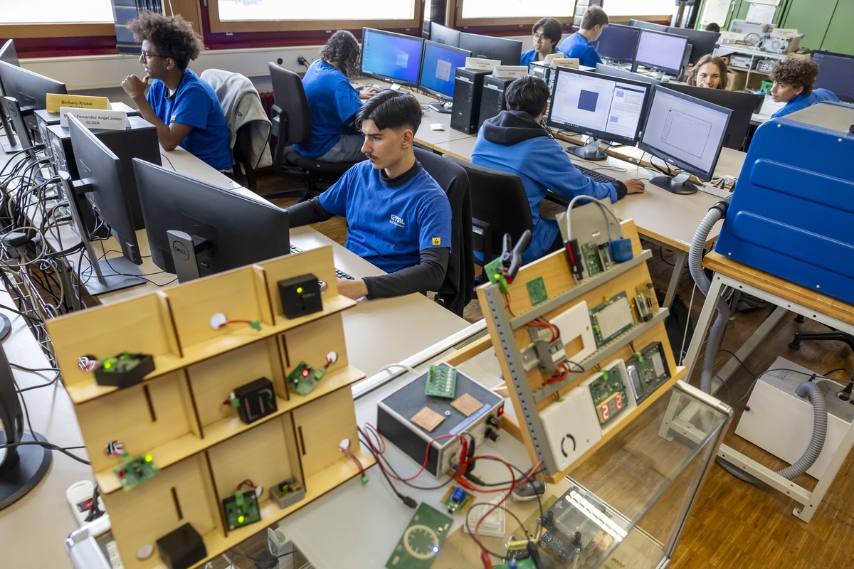 Des apprentis en Electronique travaillent sur leurs ordinateurs dans le bureau technique de l'Ecole technique ? Ecole des metiers de Lausanne (ETML), ce lundi 30 septembre 2024 a Lausanne. (KEYST ...