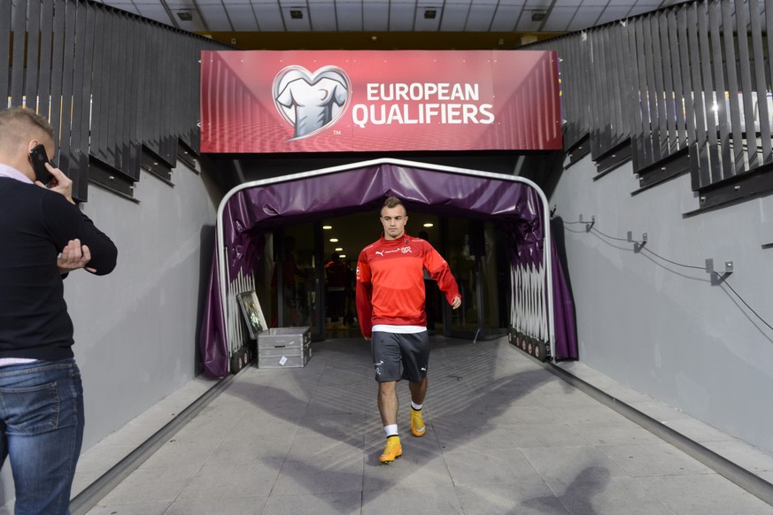 Xherdan Shaqiri nimmt das Stadion in Maribor beim Abschlusstraining in Augenschein.