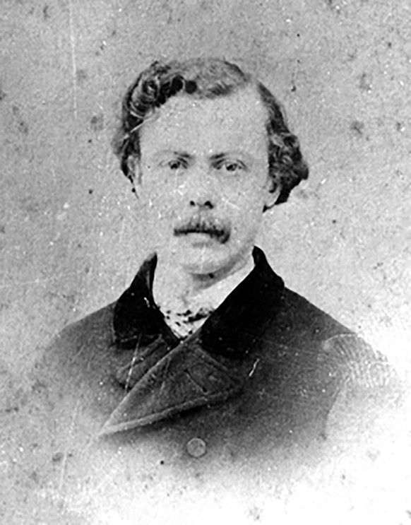 Fotografie von Henry Hotze, undatiert.
https://commons.wikimedia.org/wiki/File:Henry_Hotze.jpg