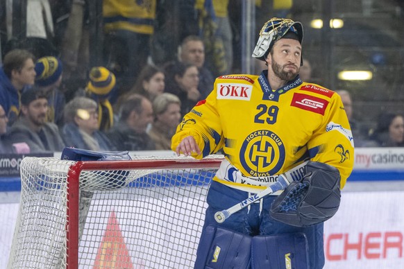 Torhueter Sandro Aeschlimann von Davos beim Eishockey Playoff Viertelfinalspiel, Spiel 1 der National League zwischen dem EV Zug und dem HC Davos am Freitag, 14. Maerz 2025 in Zug. (KEYSTONE/Urs Fluee ...