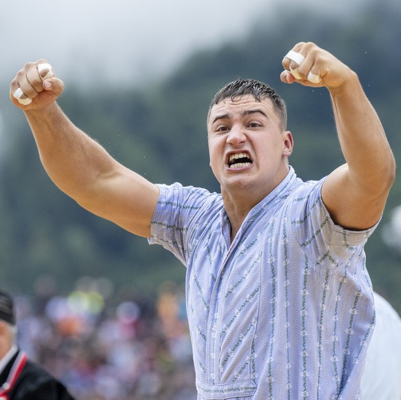 Werner Schlegel feiert seinen Sieg im 1. Gang beim Eidgenoessischen Schwing- und Aelplerfest 2025 Glarnerland (ESAF), am Samstag, 30. August 2025, in Mollis. (KEYSTONE/Urs Flueeler)
