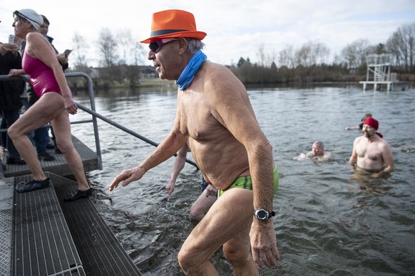 epa07255588 People participate in a New Year&#039;s Eve swim in the four-degree cold Moossee lake in Moosseedorf, Switzerland, 31 December 2018. EPA/PETER SCHNEIDER