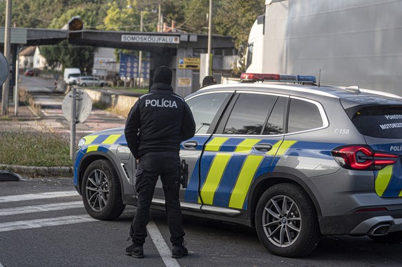 epa10901135 A Slovak police officer patrols the Hungarian-Slovak border crossing at Somoskoujfalu and Satorska Bukovinka, southern Slovakia, October 5, 2023. As of October 5, Slovakia ...