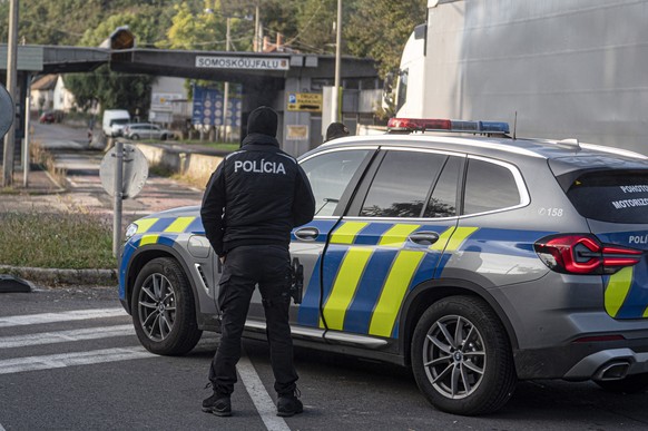 epa10901135 A Slovak police officer patrols the Hungarian-Slovakian border crossing point of Somoskoujfalu and Satorska Bukovinka, southern Slovakia, 05 October 2023. As of 05 October, Slovakia has te ...