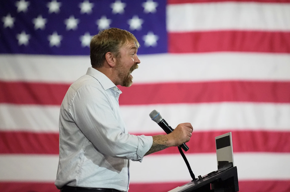 Der demokratische Kandidat für den US-Senat, Graham Platner, hält während einer Wahlparty eine Rede.