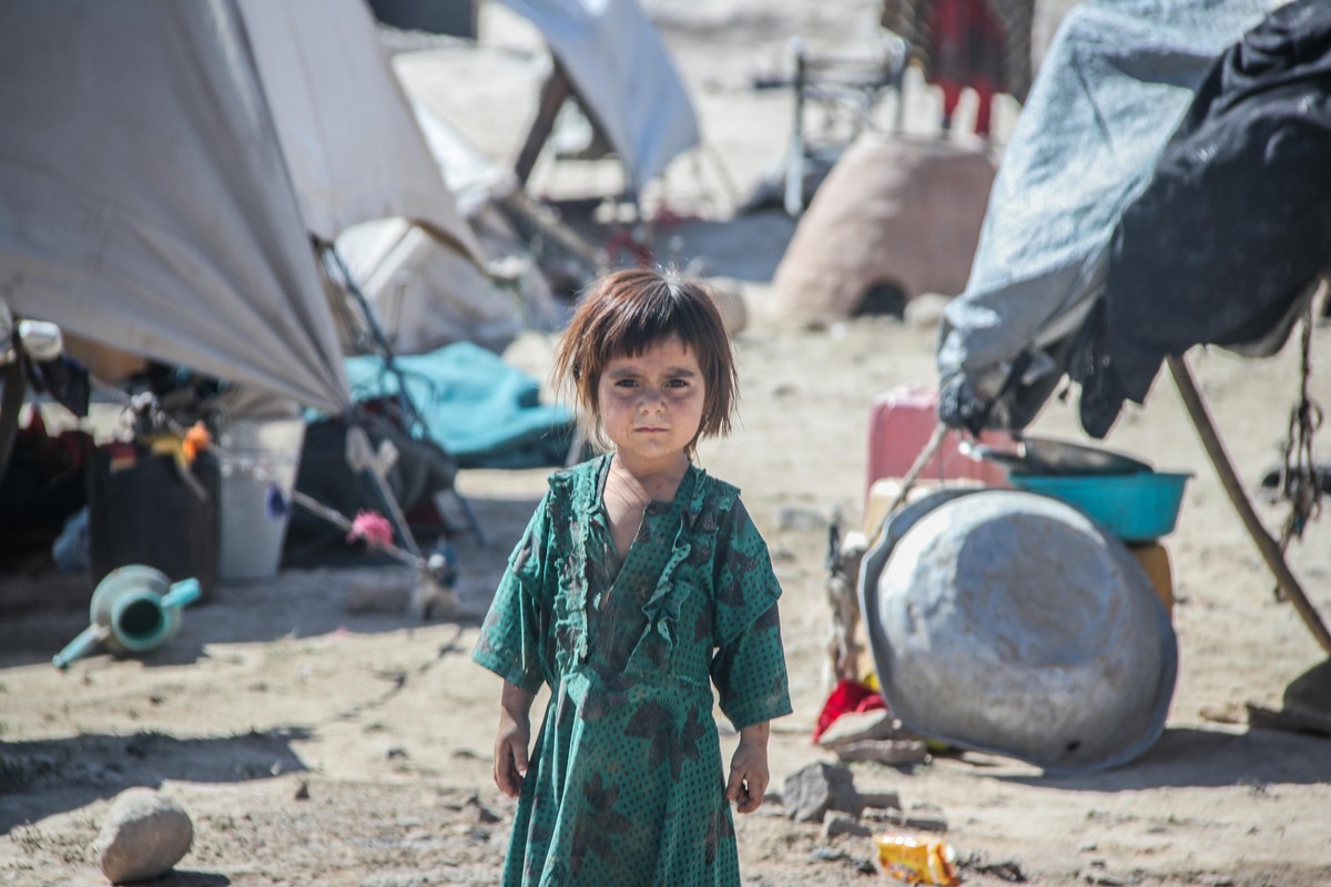 Die Schwächsten leiden am stärksten: Ein Kind wartet im Flüchtlingscamp in Kabul auf Hilfe.