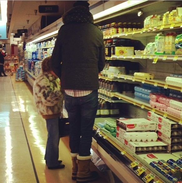 La taille de cette dame permet d'en aider une autre au supermarché