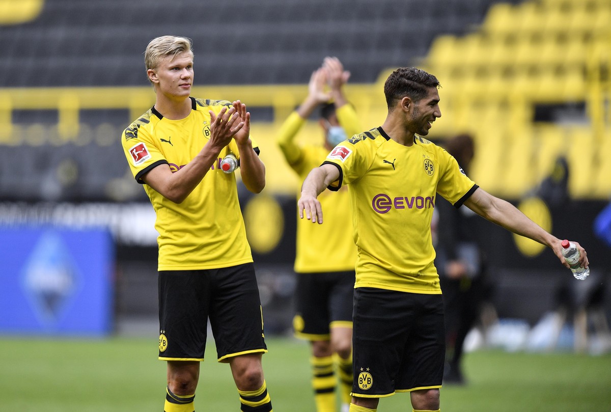 epa08426531 Dortmund's Erling Haaland (L) claps to the empty stands after winning the German Bundesliga soccer match between Borussia Dortmund and Schalke 04 in Dortmund, Germany, 16 May 2020. Th ...