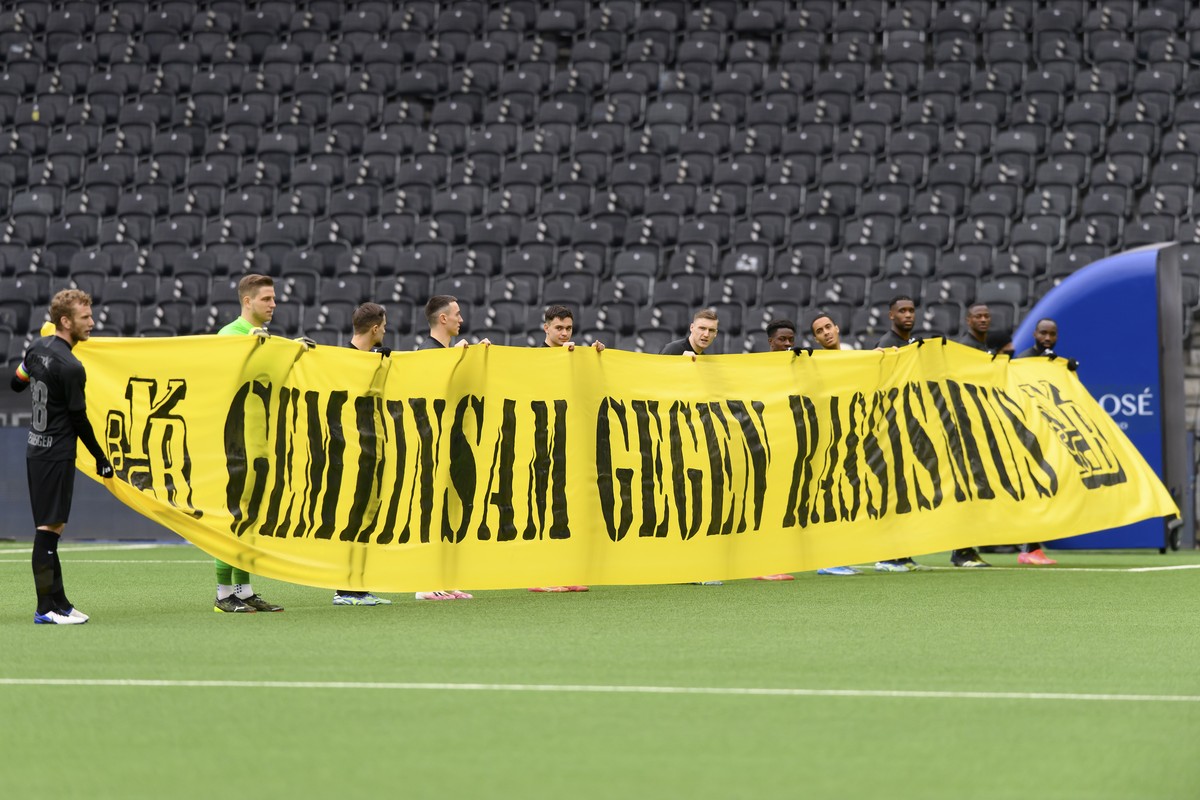 Die Spieler des BSC Young Boys halten ein Transparent mit der Aufschrift "Gemeinsam gegen Rassismus", vor dem Fussball Meisterschaftsspiel der Super League zwischen dem BSC Young Boys und de ...