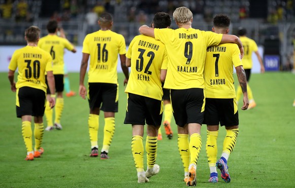 epa08682195 Dortmund&#039;s Erling Haaland (C) celebrtes scoring the third goal with Dortmund&#039;s Jadon Sancho (R) and Dortmund&#039;s Giovanni Reyna (L) during the German Bundesliga soccer match b ...