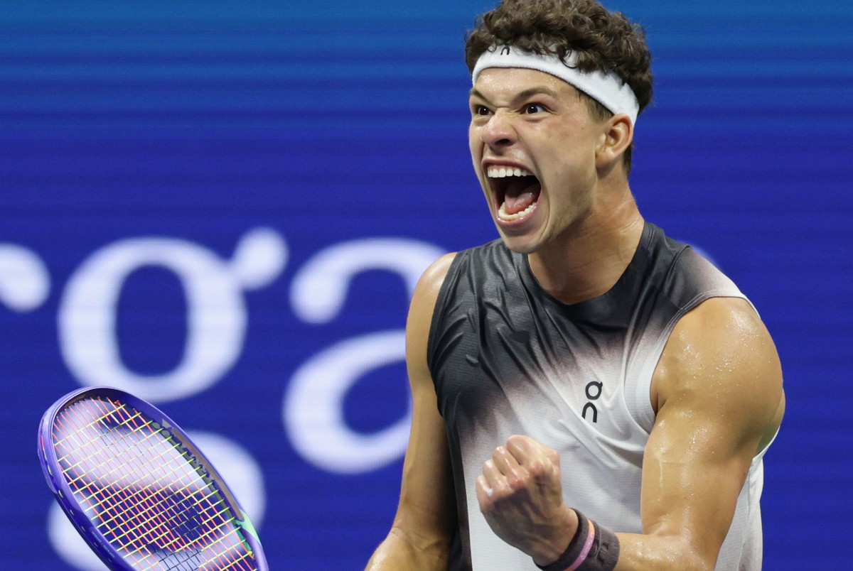 Ben Shelton, of the United States, celebrates after a point in the fifth set against Carlos Alcaraz, of Spain, during the quarterfinal round of the U.S. Open tennis championships, early Wednesday, Sep ...