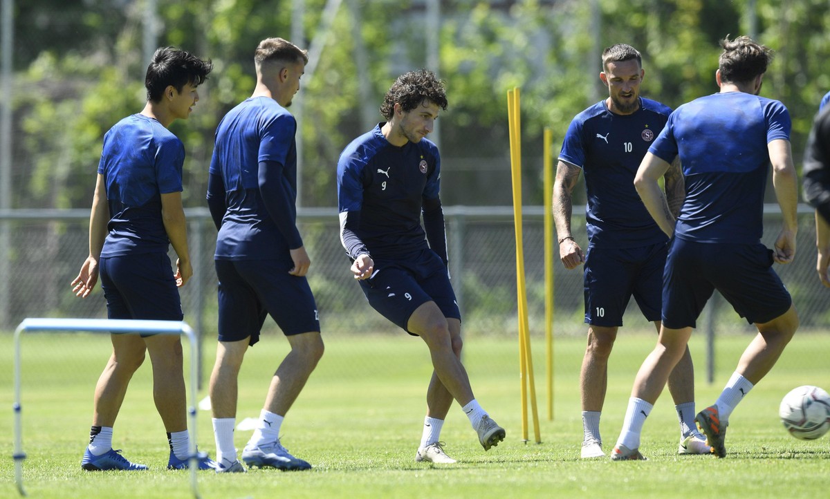 Les joueurs du Servette FC, de gauche a droite, Jung-Bin Park, Ricardo Alves, Miroslav Stevanovic, Sebastien Wuethrich et Yoan Severin lors de la reprise de l'entrainement du club de football de  ...