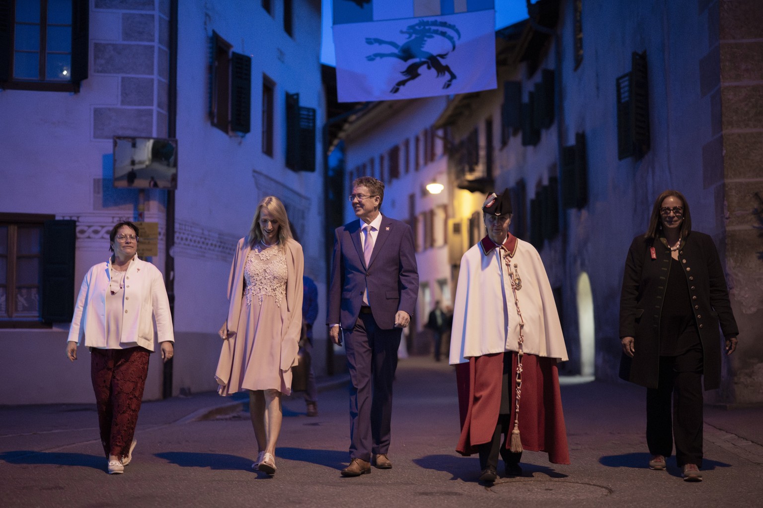 Nationalraetin Magdalena Martullo-Blocher, Theres Roesti, Bundesrat Albert Roesti, Weibelin Annemarie Loeffel, und Gemeindepraesident Gemeindepraesidentin Gabriella Binkert Becchetti, von links, treff ...