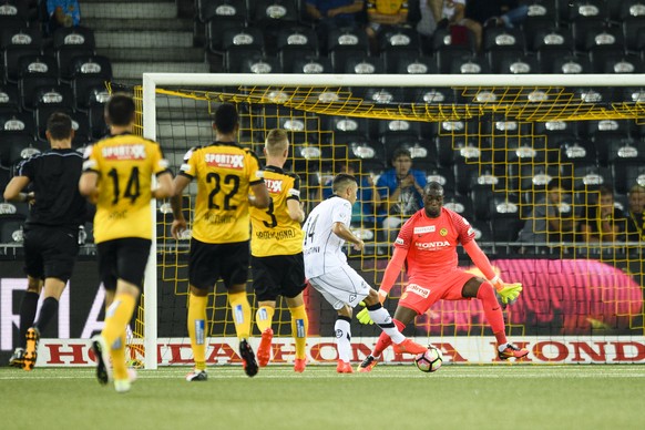 Der Luganese Jonathan Sabbatini in Aktion, im Super League Fussballspiel zwischen dem BSC YB und dem FC Lugano im Stade de Suisse, am Samstag, 30. Juli 2016 in Bern. (KEYSTONE/Manuel Lopez)