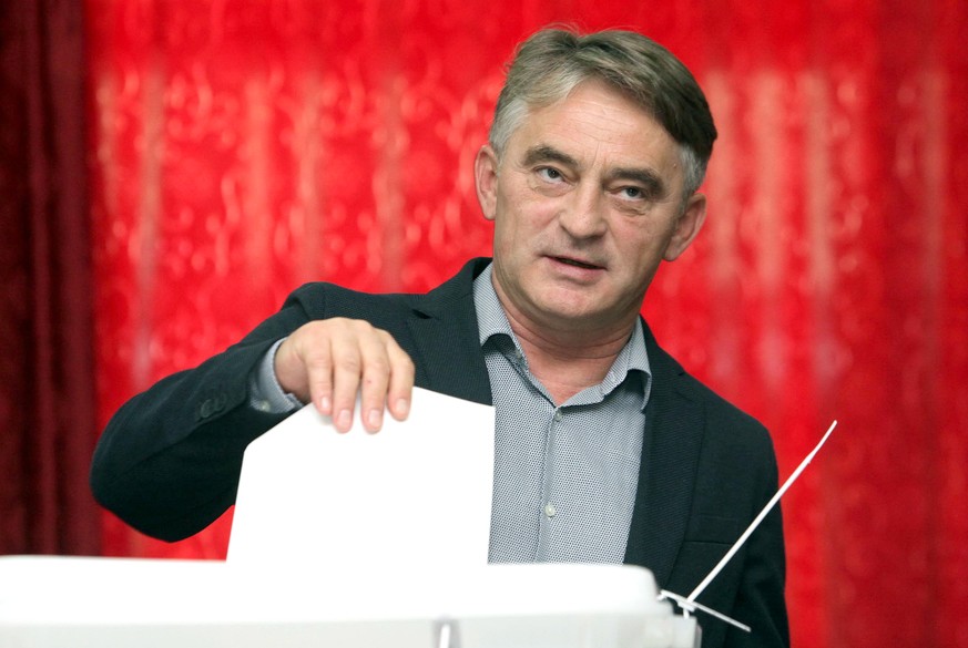 epa07076869 Zeljko Komsic, candidate for Presidency in Bosnia and Herzegovina, casts his vote in the country&#039;s general elections, in Sarajevo, Bosnia and Herzegovina, 07 October 2018. More than t ...