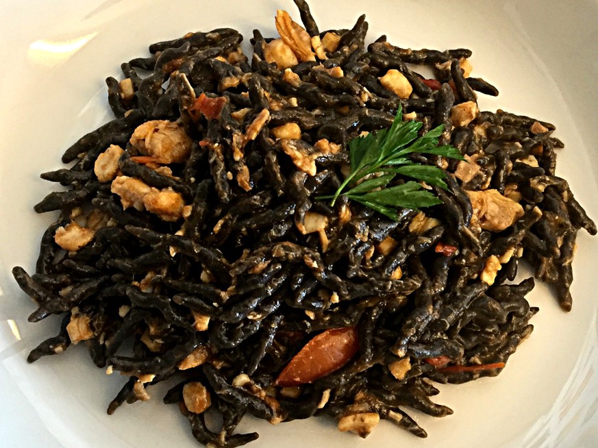 http://www.bagnicastelluccio.it/i-servizi-della-marina/bar-e-ristorante/ trofie al nero di sepia con sugo di pesce pasta fisch ligurien