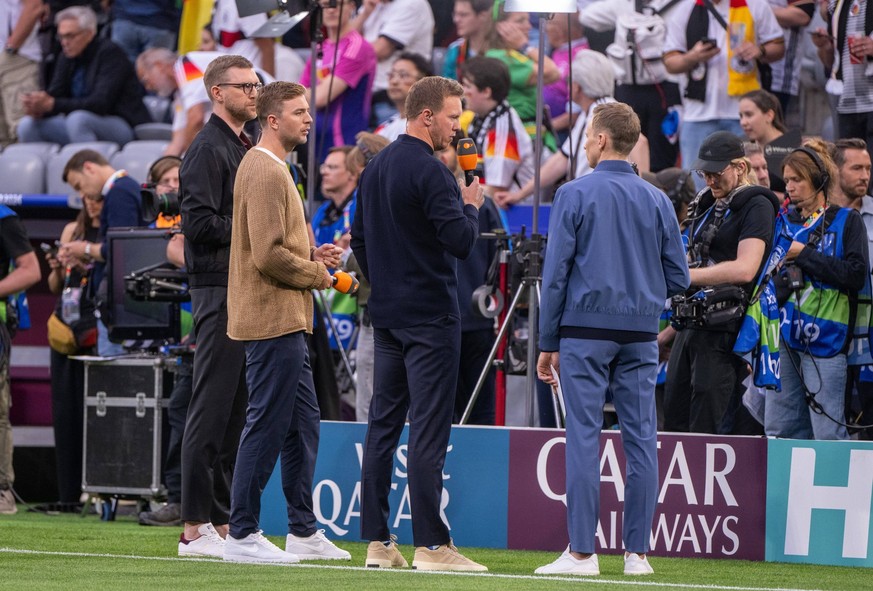 Fussball, Herren, Saison 2023/24, Euro 2024 Gruppe A 1. Spieltag in M�nchen, Deutschland - Schottland, v. l. Experte Per Mertesacker, Experte Christoph Kramer, Bundestrainer Julian Nagelsmann Deutschl ...